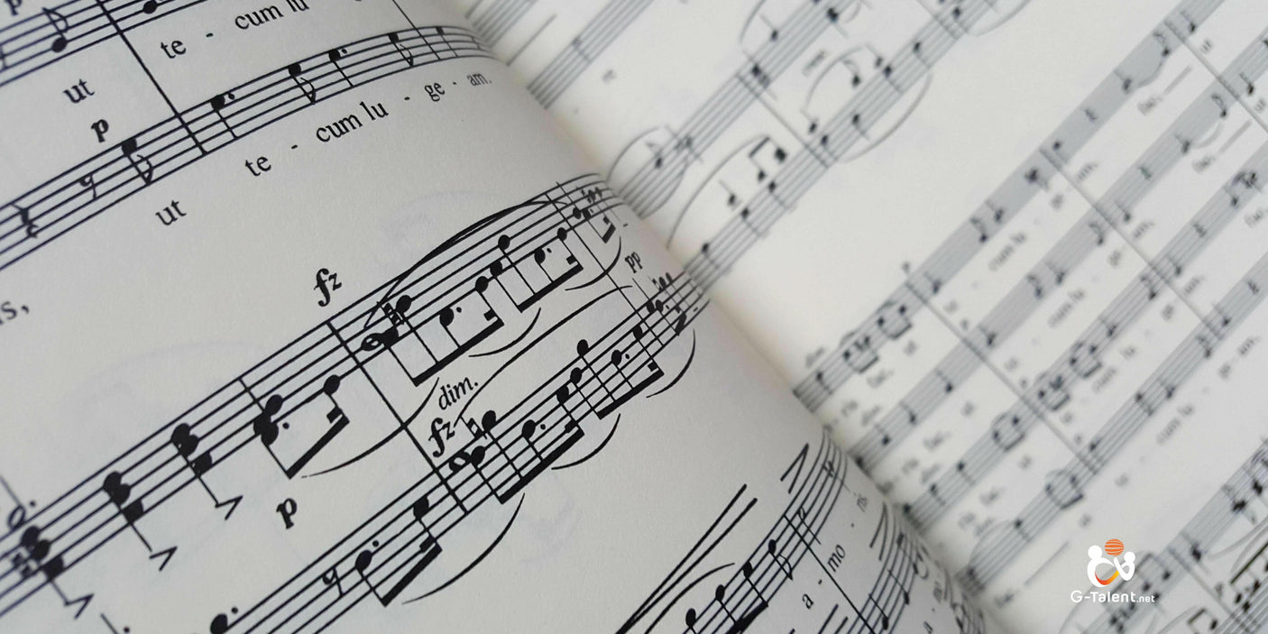 Curso completo de teoría musical que cubre desde fundamentos hasta conceptos avanzados en tres niveles