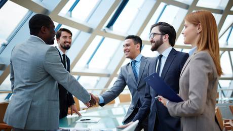 Reunión entre representantes sindicales y equipo de recursos humanos negociando acuerdos laborales en un ambiente profesional