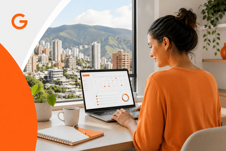 Profesional venezolana trabajando como asistente virtual con laptop y agenda digital