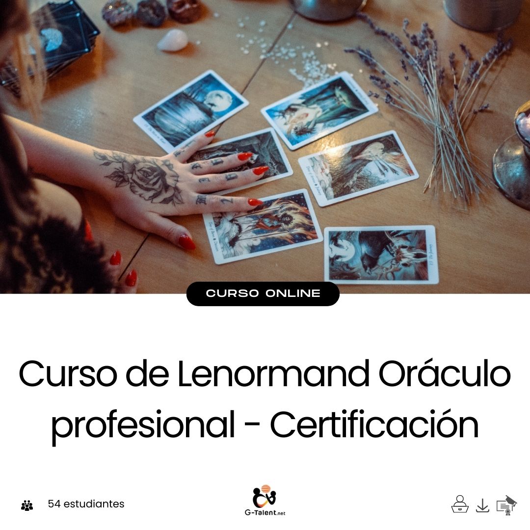 Cartas del oráculo Lenormand dispuestas sobre una mesa mística, con velas y cuaderno de interpretación