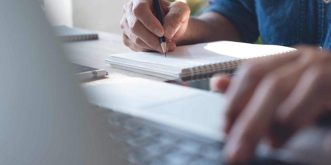 Video introductorio del curso de Figma desde cero, enseñando paso a paso cómo crear diseños de interfaz, prototipos interactivos y colaborar en tiempo real