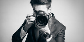 Video introductorio del curso de composición fotográfica, que enseña principios clave como la regla de los tercios, líneas guía, simetría y narrativa visual para crear fotos memorables