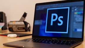 Video introductorio del curso de fundamentos de Adobe Photoshop CC 2020, enseñando herramientas básicas, edición de imágenes, capas y ajustes esenciales