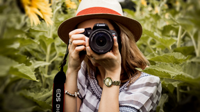 Video introductorio del curso de fotografía digital, que enseña conceptos clave como luz, enfoque, composición y manejo de cámara desde nivel principiante