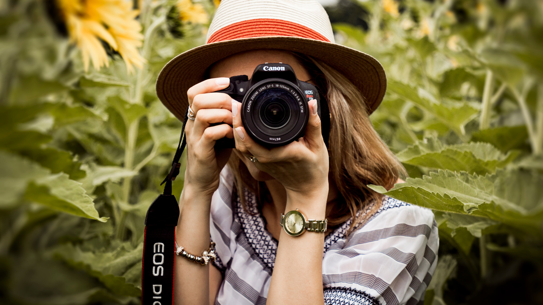 Video introductorio del curso de fotografía digital, que enseña conceptos clave como luz, enfoque, composición y manejo de cámara desde nivel principiante