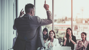 Video introductorio del curso Power Manager, que enseña habilidades clave para liderar equipos con efectividad, inteligencia emocional y visión estratégica