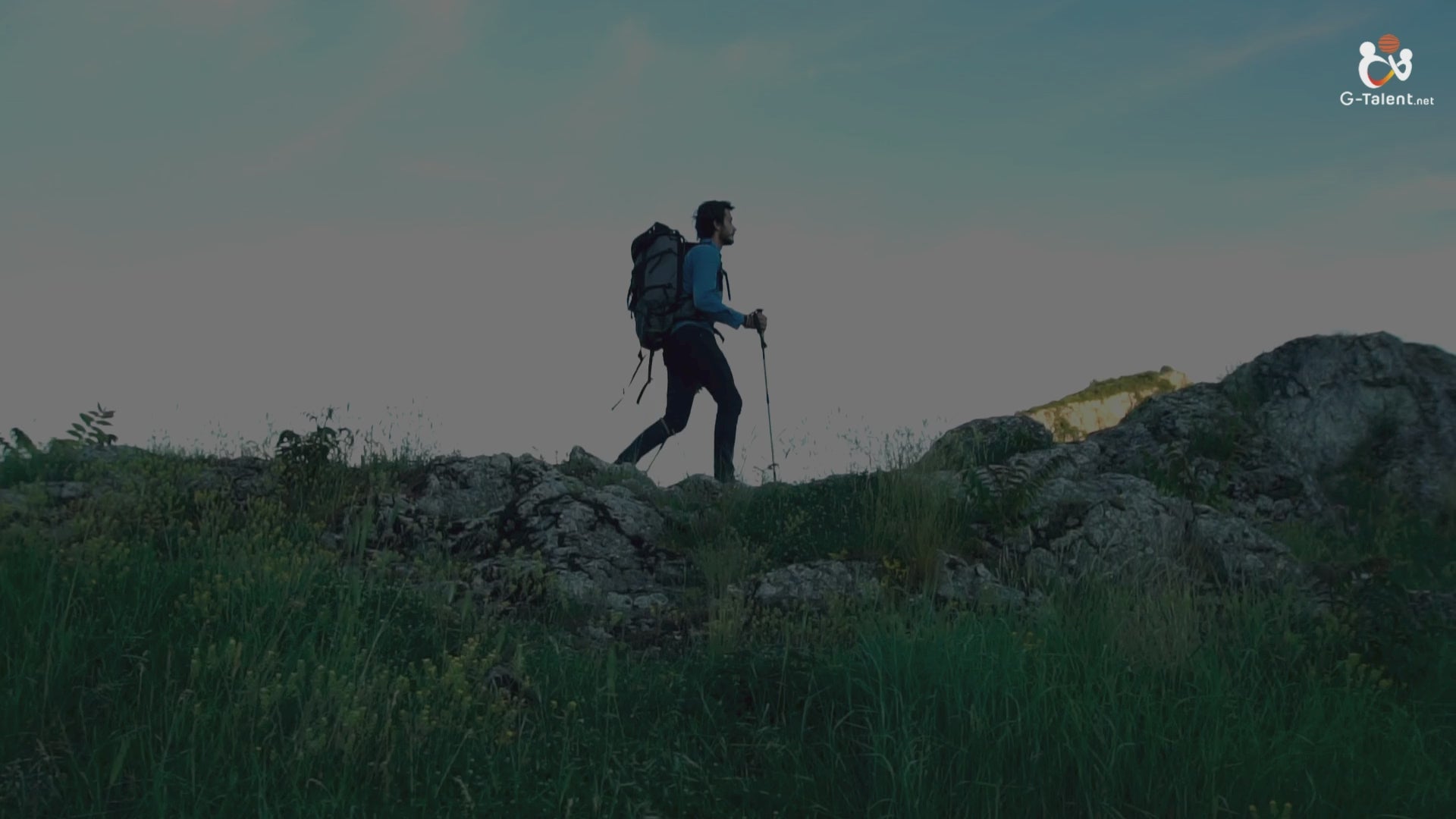Video introductorio del curso de senderismo, que enseña planificación, seguridad, equipamiento esencial y técnicas para disfrutar la naturaleza de forma responsable